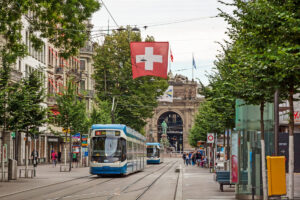 Prvá mobilná solárna elektráreň na železničnej trati, Švajčiarsko spustilo unikátny projekt