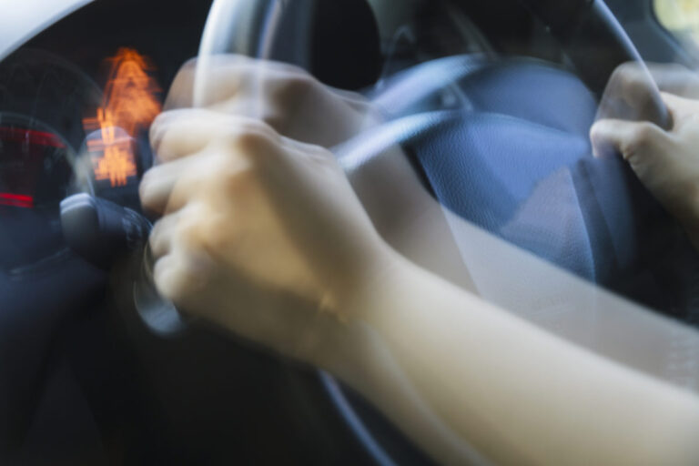 Auto s evidenčnými značkami iného vozidla šoféroval 15-ročný chlapec pod vplyvom drog – VIDEO