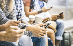 Generácia Z je podľa najnovšieho výskumu technicky zdatná, ale mediálne zraniteľná