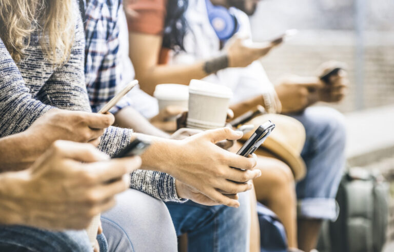 Generácia Z je podľa najnovšieho výskumu technicky zdatná, ale mediálne zraniteľná