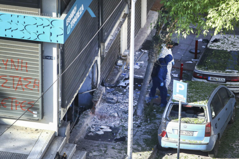 Z lúpežníčky sa obeť: Pred bankomatom v Solúne zomrela žena. Niesla zariadenie, ktoré nečakane explodovalo – FOTO