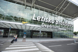 Bratislavské letisko pokračuje v pozitívnom trende, za štyri mesiace odbavilo o 18 percent viac cestujúcich