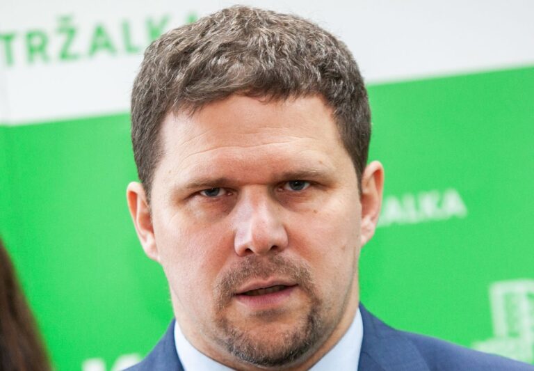 Starostu Petržalky na mimoriadnom zastupiteľstve podporili aj obyvatelia – VIDEO