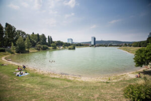 Bratislavská Kuchajda sa dočká modernizácie, pribudnú nové športoviská, mobiliár aj gastrozóna – FOTO