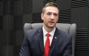 Prestaňte klamať a povedzte, kto vás riadi, kričal Uhrík v Európskom parlamente – VIDEO