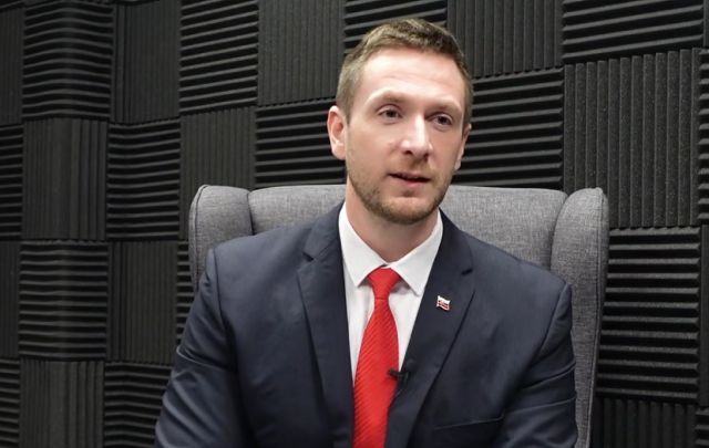 Prestaňte klamať a povedzte, kto vás riadi, kričal Uhrík v Európskom parlamente – VIDEO