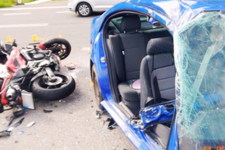 Osobné auto nedalo prednosť motocyklu, nehoda si vyžiadala ťažko zranených – FOTO