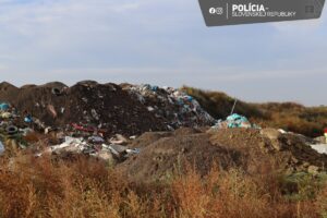 Muž pri Senci nelegálne zakopal viac ako 19-tísic ton odpadu, teraz mu hrozí až 5 rokov väzenia – FOTO
