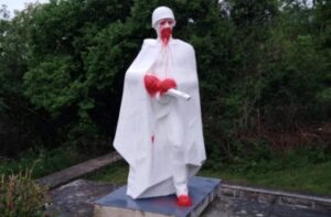 Šutaj Eštok odsúdil zneuctenie pamätníka v Novej Bošáci, páchateľ za sebou zanechal hanlivý nápis – FOTO