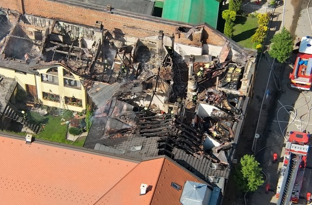 Požiar štyroch rodinných domov v Lučenci spôsobil škodu 700-tisíc eur, zasahovali desiatky hasičov – FOTO