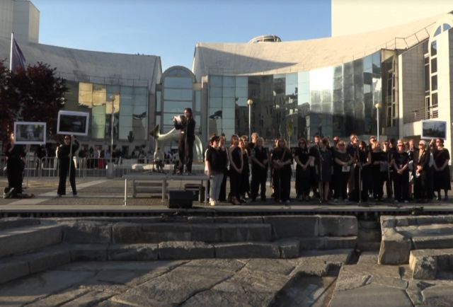 Na proteste Netreba nám Netrebko sa zišlo niekoľko stoviek ľudí. Odmietli koncert speváčky, ktorá podporovala Putina – VIDEO