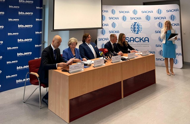 Bratislavské letisko a SACKA varujú pred rizikami pri online kúpe zájazdov, oznamujú aj novinky pred letnou sezónou – FOTO