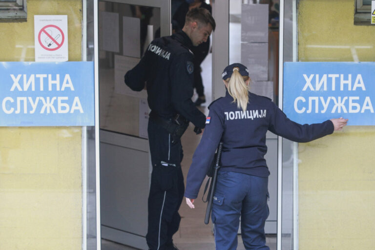 Dvaja slovenskí občania v Srbsku ukradli auto s dvanásťročným dieťaťom