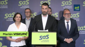 Štát nevie, koľko počítačov potrebuje. Liberáli kritizujú Šutaja Eštoka pre predražený tender – VIDEO