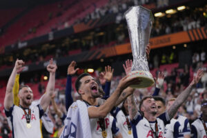 Top foto dňa (22. máj 2025): Víťazstvo v Európskej lige UEFA, pelotón cyklistov, hráči bejzbalu