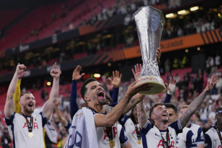 Top foto dňa (22. máj 2025): Víťazstvo v Európskej lige UEFA, pelotón cyklistov, hráči bejzbalu