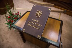 Výbor Slovenskej spoločnosti pre medzinárodné právo pri SAV je znepokojený návrhom novely ústavy