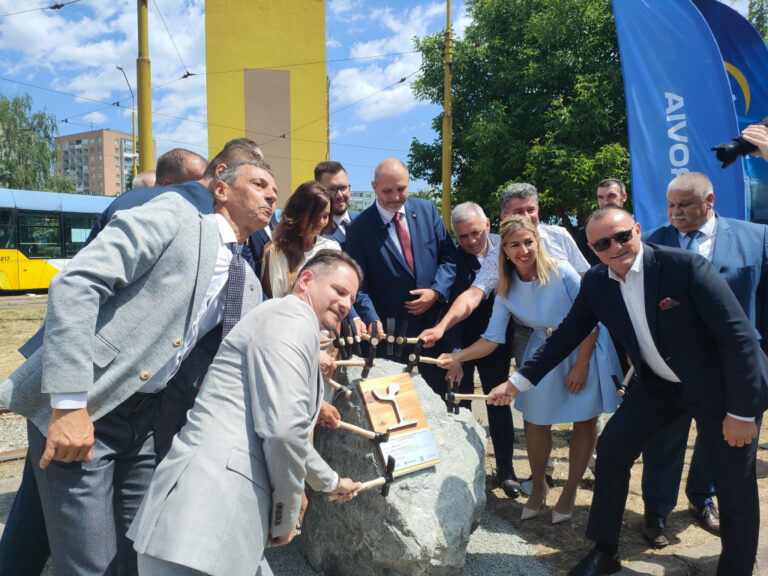 Na Sídlisku Nad jazerom v Košiciach poklepali základný kameň rekonštrukcie električkových tratí a obratiska na Važeckej – VIDEO, FOTO