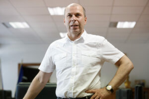 Bývalý policajný prezident Peter Kovařík bude opäť pred súdom. Vypovedať má ďalší svedok, ide o známeho funkcionára