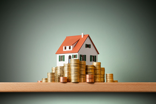 Ceny nehnuteľností stúpajú a trh profituje z nízkych úrokových sadzieb. Oplatí sa investovať?
