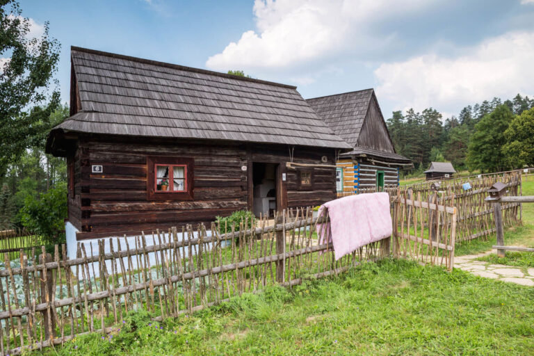 V Ľubovnianskom skanzene opäť ožila vyše 150-ročná kováčska vyhňa z Torysy, postavil ju Mikuláš Sekerák