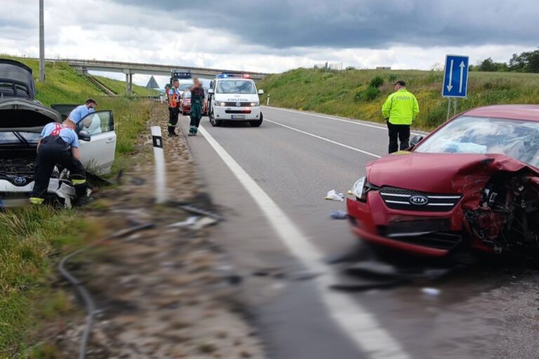 Na cestách pribudla ďalšia obeť, starší vodič prešiel do protismeru, zrážku s Toyotou neprežil