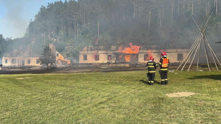 Hasiči zasahujú pri požiari dvoch chát v Spišskej Novej Vsi, oheň sa rozšíril aj na lesný porast – FOTO