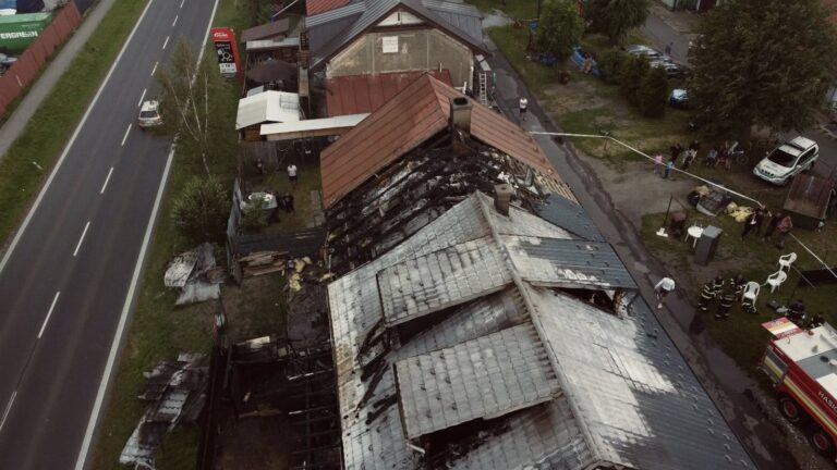 V súvislosti s požiarom rodinných domov v Kežmarku mesto poskytlo okamžitú pomoc zasiahnutým rodinám – FOTO