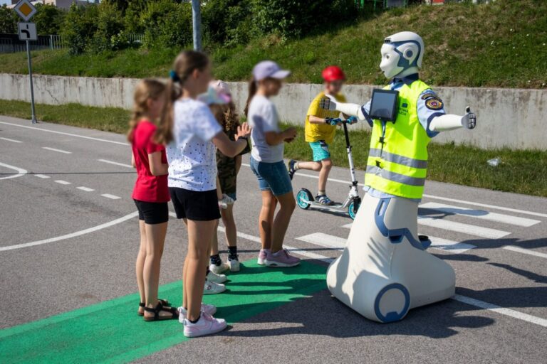 Na dopravnom ihrisku v Karlovej Vsi testovali humanoidného robota pre bezpečnosť cestnej premávky
