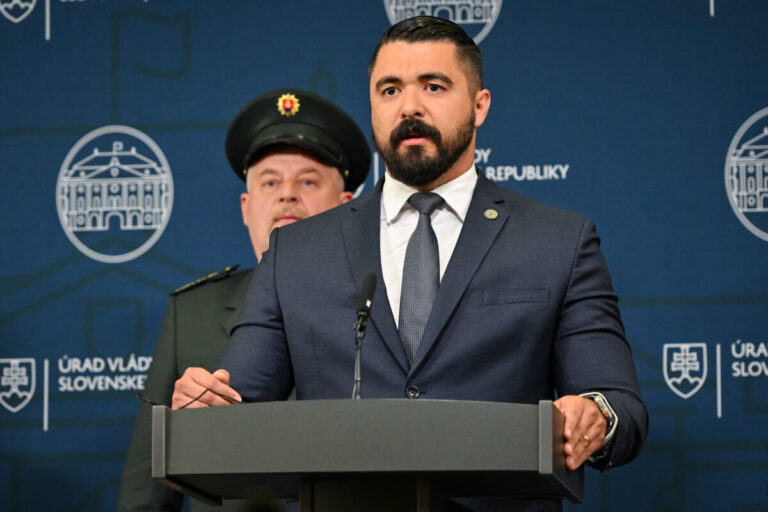 Šéf SIS podá trestné oznámenie v súvislosti s údajným sledovaním europoslanca Zdechovského