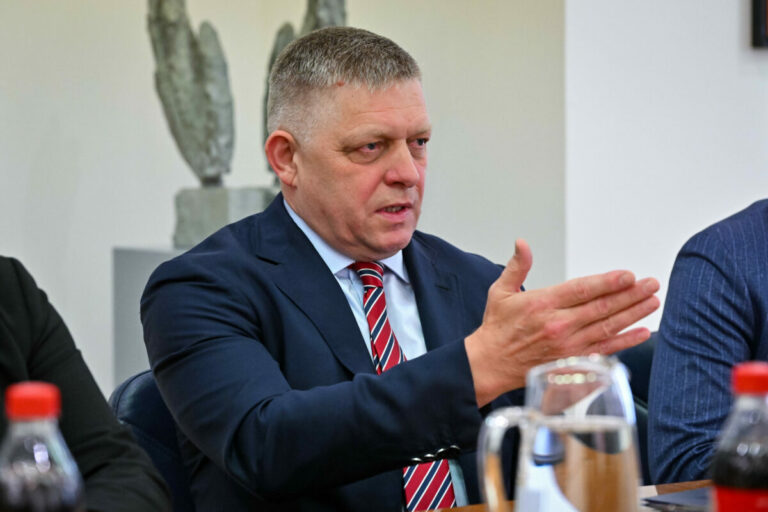 Fico odmieta zvýšiť výdavky na obranu. Slovensko podľa neho nebude tancovať, ako Brusel píska