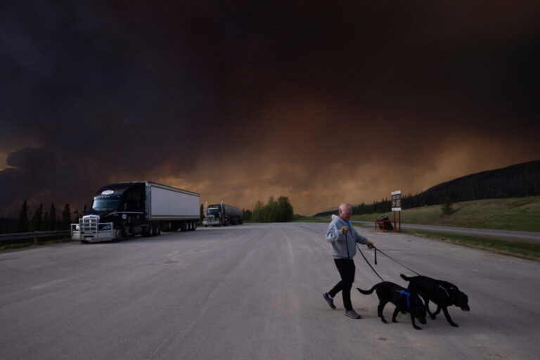Top foto dňa (31. máj 2025): Požiar v Kanade, turisti v Uluru, počasie v Kalifornii a deti v Kábule