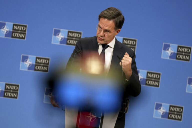 Krajiny NATO podpísali záväzok zvýšiť výdavky na obranu