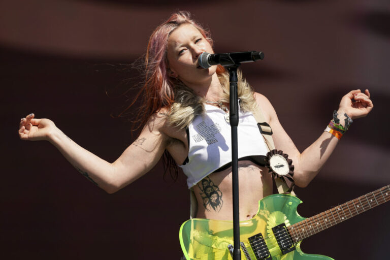 Top foto dňa (27. jún 2025): Festival Glastonbury, hinduistický festival, tréning F1, SpaceX a ruiny