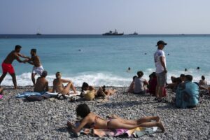 Top foto dňa (9. jún 2025): Deň oceánov, tučniak na ihrisku, požiar lode, spln a imigračné razie
