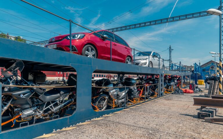 ZSSK obnovuje autovlaky medzi Košicami a Prahou, cestujúcich zároveň upozorňuje na dôležitú zmenu