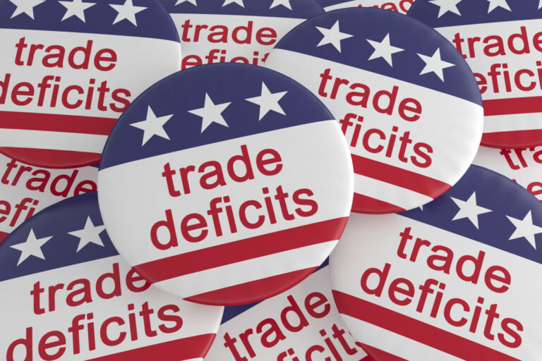 Obchodný deficit USA v apríli medzimesačne klesol o viac ako 55 %