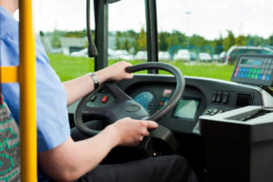 Na východe Slovenska môžu ľudia cestujúci autobusmi ušetriť vďaka predplatným lístkom nemalé peniaze