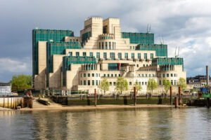 Británia má svoju prvú „M“ na čele MI6 ako vo filmoch o Jamesovi Bondovi