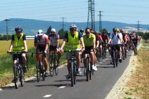 Cyklotrasu Zelená cesta medzi Piešťanmi a Vrbovým otvorili spoločnou jazdou stovky cyklistov – FOTO