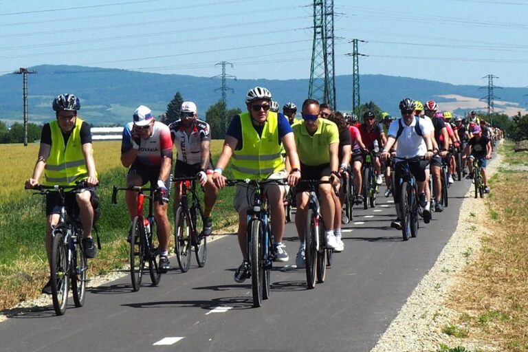 Cyklotrasu Zelená cesta medzi Piešťanmi a Vrbovým otvorili spoločnou jazdou stovky cyklistov – FOTO