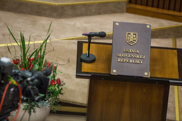 Stredisko pre ľudské práva vyzýva na nepodporenie novely ústavy, kritizuje viaceré navrhované zmeny