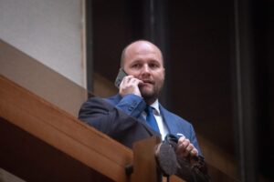 Polícia chcela zadržať exministra obrany Naďa, aktuálne sa však nachádza na dovolenke v Kanade
