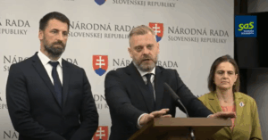 Ursula von der Leyen chystá miliardové nákupy v obrane. Krúpa na rovinu, či jej dôveruje po afére Pfizergate – VIDEO