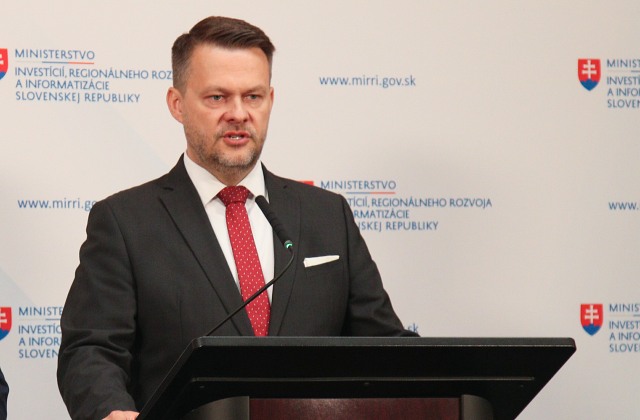 Migaľovo ministerstvo podporilo 11 projektov po celom Slovensku. Financie pôjdu na školy, parky aj pamiatky