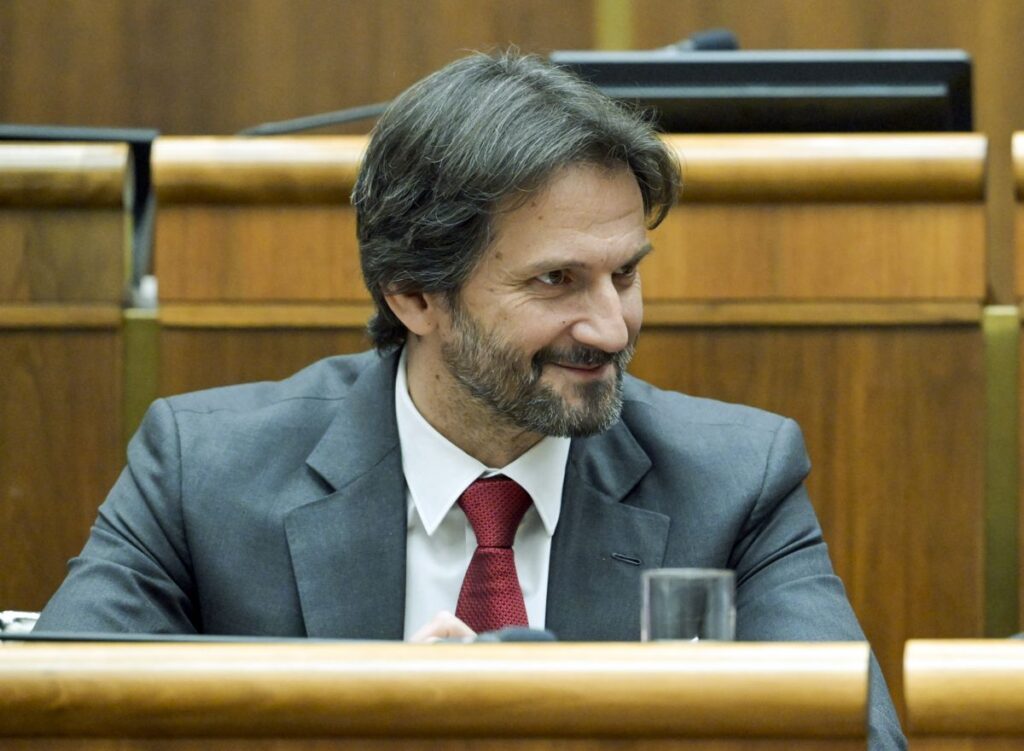 Súčasná vláda míňa na zbrojenie takmer dve miliardy, podľa Nadácie Zastavme korupciu  počet zmlúv so štátnou zbrojovkou klesol