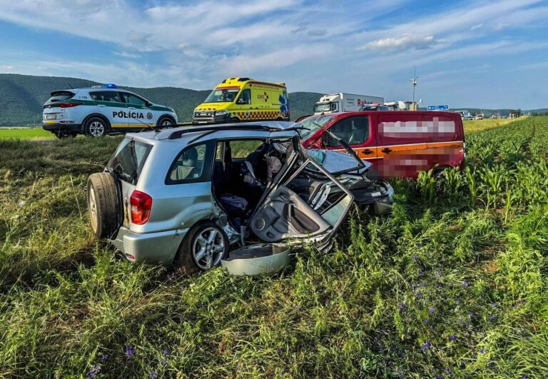 Vjazd do Turne nad Bodvou od Moldavy je uzavretý, polícia upozorňuje na vážnu dopravnú nehodu – FOTO