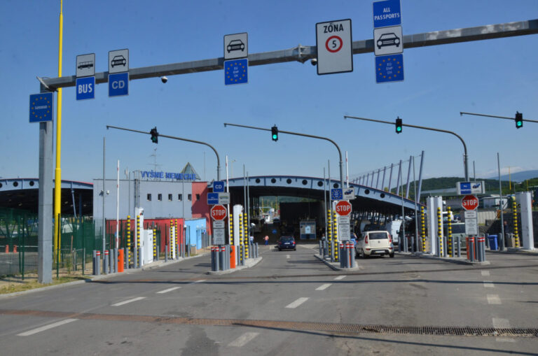 Policajti zadržali na hraničnom priechode Vyšné Nemecké cudzinca so strelivom, prilbami i dronom