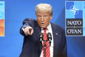 Otec musí niekedy použiť aj silné slová. Trump si užíval privítanie na samite NATO