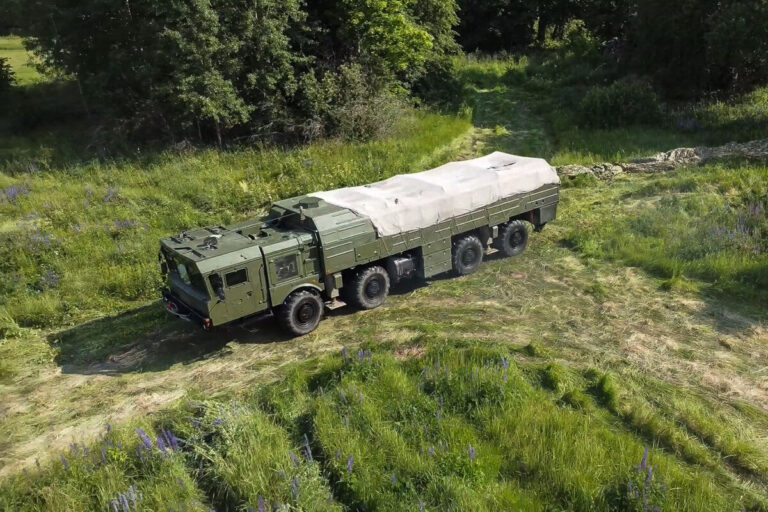 Ukrajinci jeden ruský raketomet Iskander zničili a dva vážne poškodili